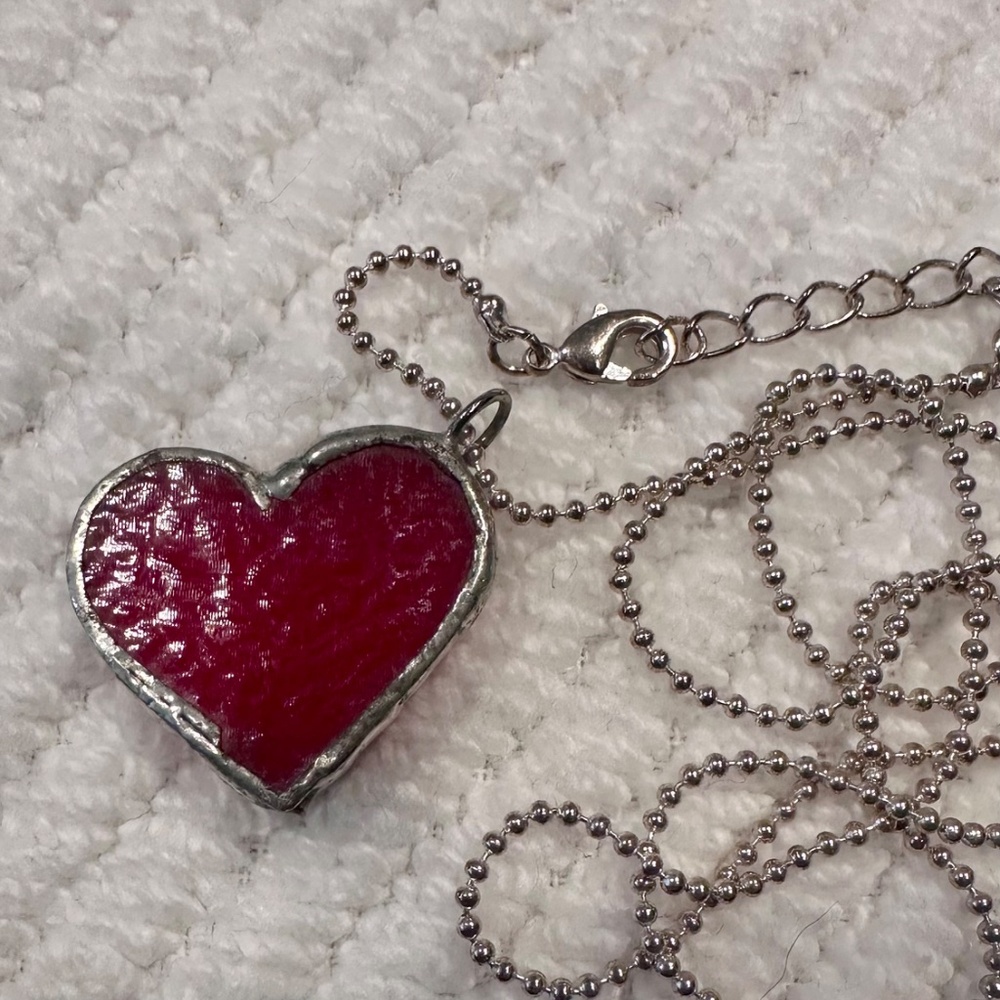 Red Heart Pendant Necklace Silver Tone Ball Chain Vintage Style - Picture 2 of 3